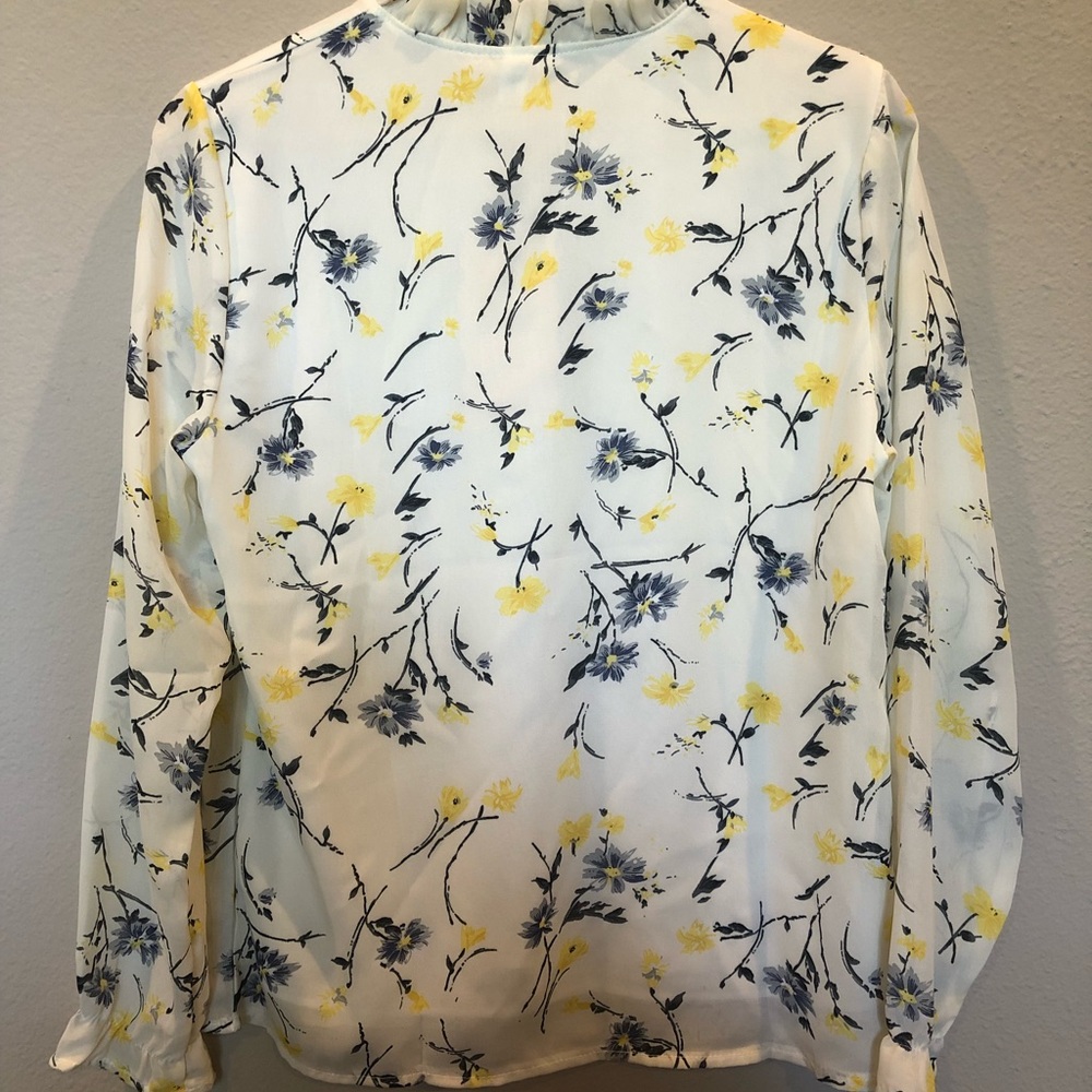 NWT Floral print, tie collar top (fits more like a M) - Picture 5 of 5